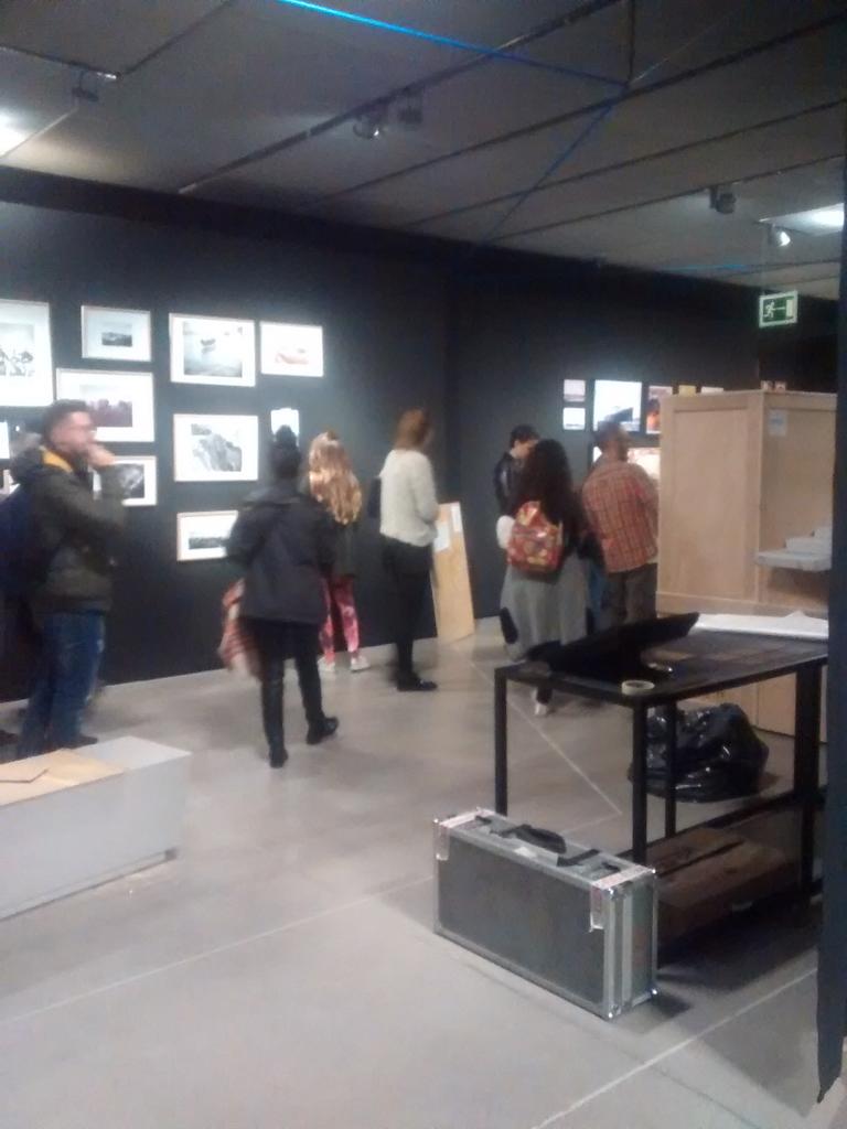 AguedaBeatriz's tweet photo. Visita del @IEDMadrid con Fernando Muñoz, diseñador de la #expo, explicando el proceso de montaje #VenaVerne #6nov https://t.co/RO0X61i4ph
