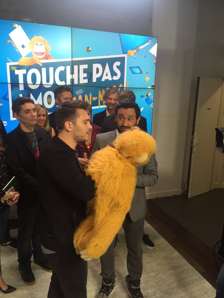 TBT9_W9's tweet photo. -Tu veux retourner aux toilettes ?
-L'appétit vient en mangeant oui !
#TPMP https://t.co/aUUtqv0FqX