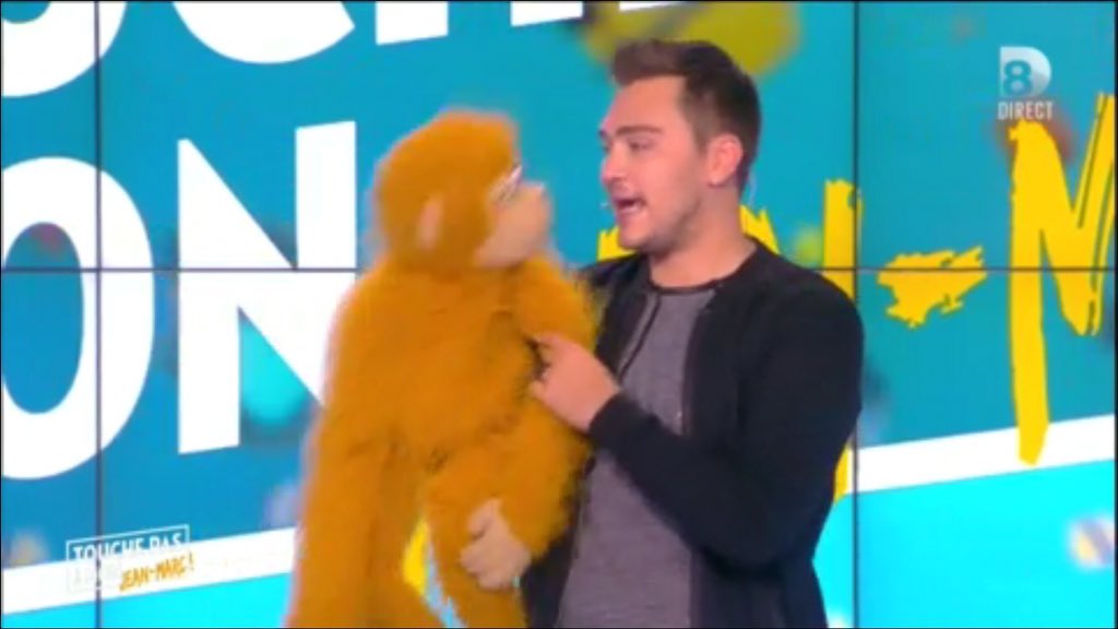 TBT9_W9's tweet photo. -Je l'adore ce singe !
-Le singe il a un nom connard !
#TPMP https://t.co/RNhYB3Tvne
