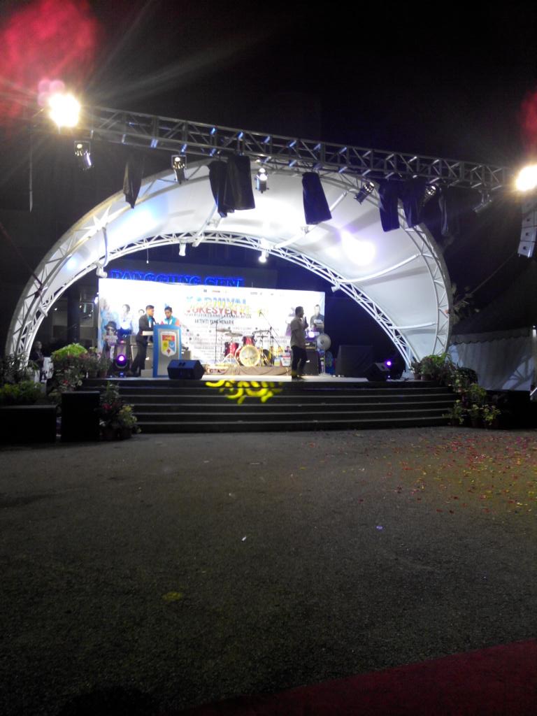 KKUKM43's tweet photo. Azrul sebagai pengacara pada malam ini @UKMtwt https://t.co/ixxhbGqLSM