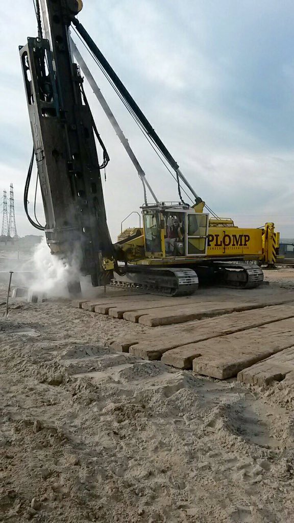 HoogwatergeulVW's tweet photo. Aanbrengen funderingspalen inlaat/brug Kerkdijk gestart tbv #hoogwatergeul #ruimtevdrivier https://t.co/2cvIMqQm6y https://t.co/KLe4VBOX4P