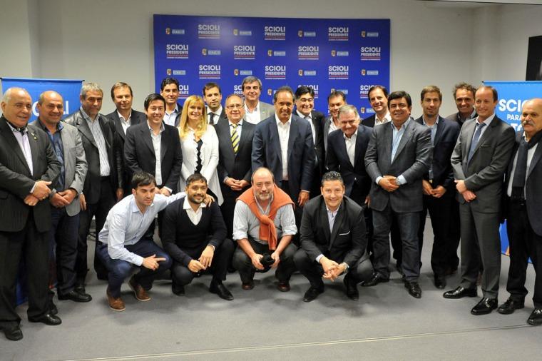 IBonaerenses's tweet photo. >@danielscioli se reunió con intendentes bonaerenses y refuerza su agenda de campaña https://t.co/iP2aSs2MOK https://t.co/ubnDAnN1dZ
