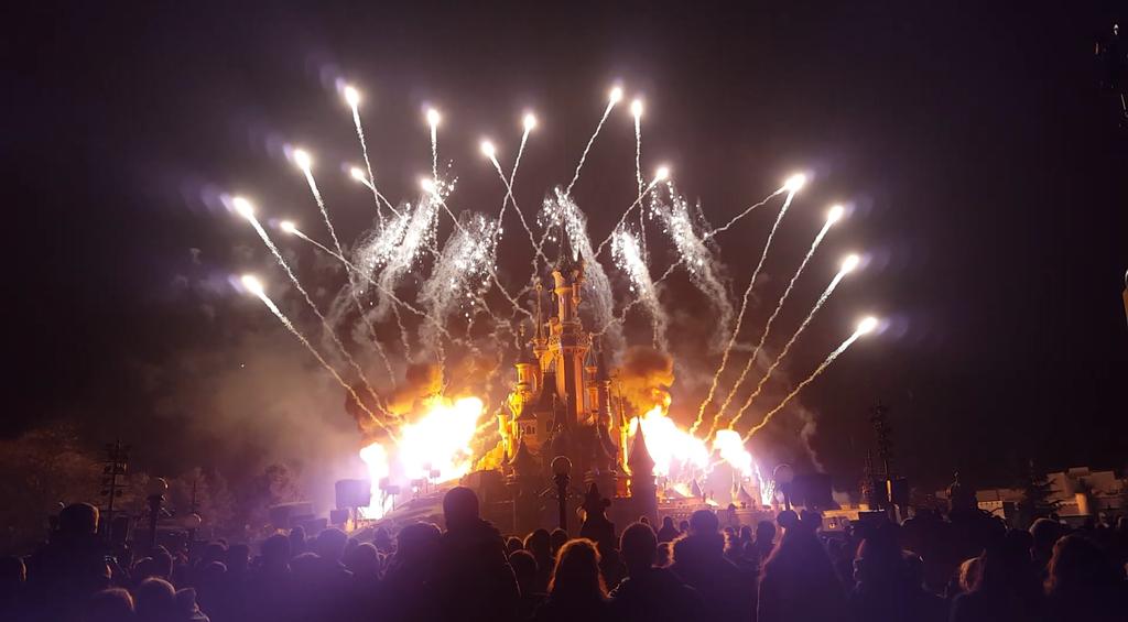 MobPhoto's tweet photo. #Disneyland #fireworks #display https://t.co/XIAUjObGXD