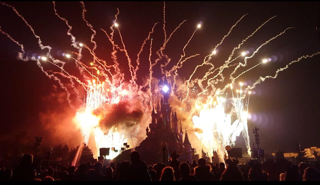 MobPhoto's tweet photo. #Disneyland #fireworks #display https://t.co/XIAUjObGXD