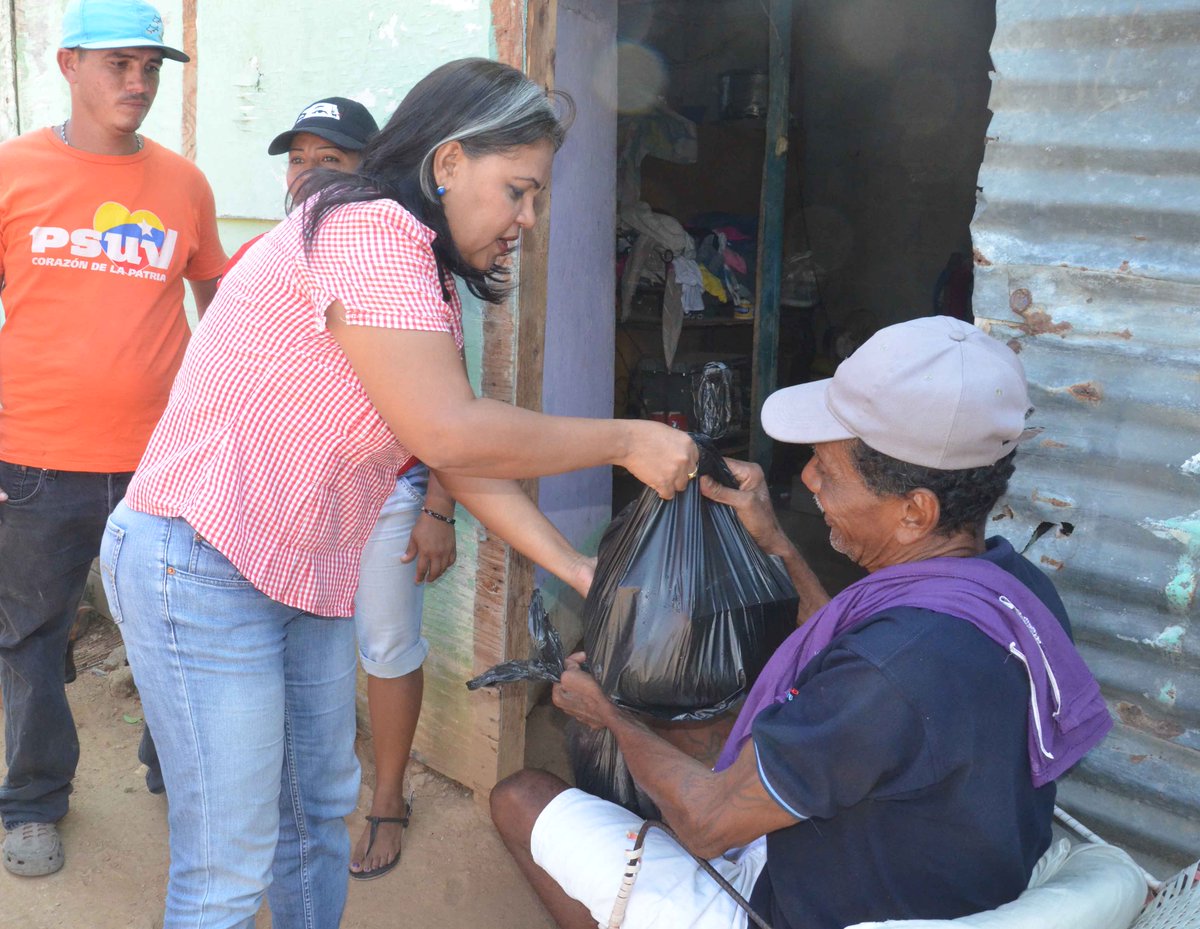 PCantibachaqueo's tweet photo. La segunda fase del plan es la entrega de alimentos en combos "casa por casa". El pueblo beneficiado @MiriamPsuv https://t.co/PTZFjay87F