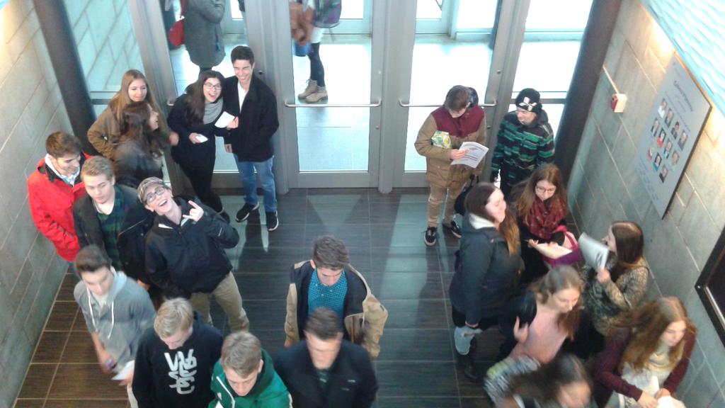 techdoctr's tweet photo. Les autobus du secondaire viennent d'arriver pour les Portes ouvertes 2015 #cegeptr #techdoctr #techdocV2 https://t.co/DStg80ukKD