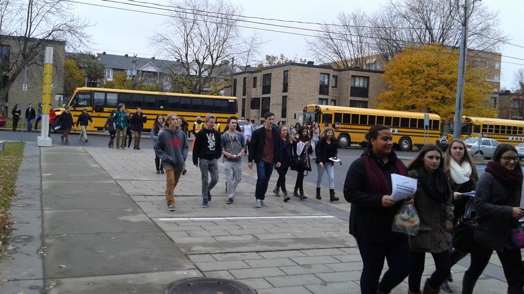 techdoctr's tweet photo. Les autobus du secondaire viennent d'arriver pour les Portes ouvertes 2015 #cegeptr #techdoctr #techdocV2 https://t.co/DStg80ukKD