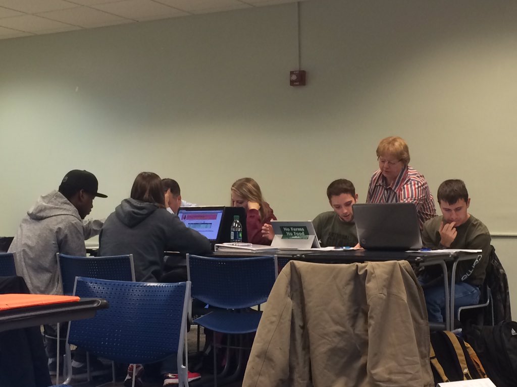 han_lou93's tweet photo. What a great day in #AEE311 with @SAECarole! https://t.co/FJrCV9U43i