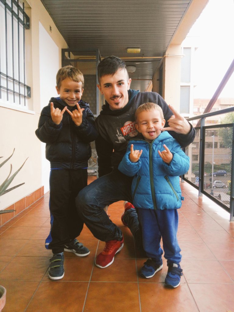 KENDOPORNX's tweet photo. Con mis primillos🙌😆 
Que ganas tenia de verlos y jugar con ellos, son la alegria de la casa😍😄 https://t.co/Gu57t7R5jQ