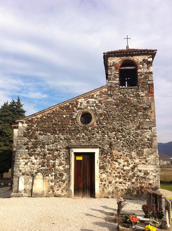vicenzae's tweet photo. Chiesa di San Martino, #Brogliano , una delle pievi più antiche di #Vicenza #visitvicenza #valdagno #arte #Faith https://t.co/wg9dveatlH