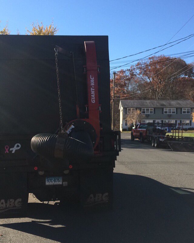 KClawns's tweet photo. #giantvac #bigtex #chevytrucks #masondump #leafbox #exmark https://t.co/jdDDZcNKou