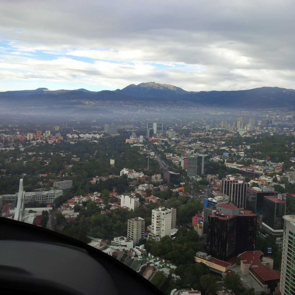 capipako's tweet photo. @AudioCollage @SoyVictorBo @NeurotikToluca Buen día! Saludos a todos los Godinez. #CDMX #WorldTradeCenterCDMX https://t.co/OpvSdYozOz