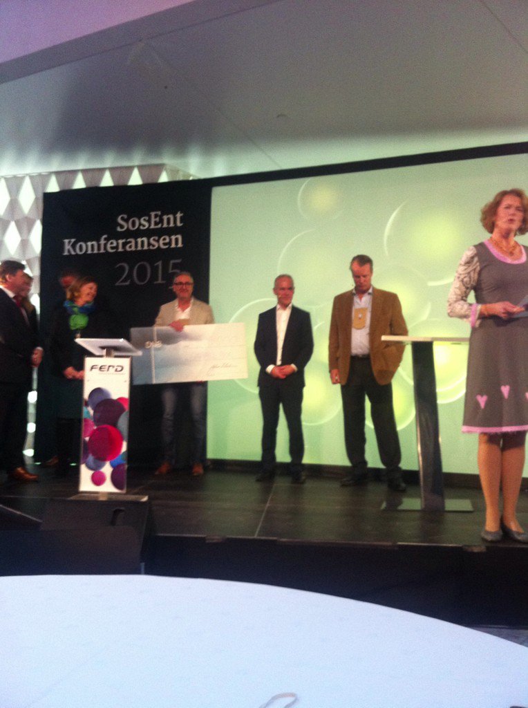 Karinantonsen's tweet photo. Årets #sosent2015 Gammel nok; Ser eldrebølgen som ressurs, det grå gullet. @Nforsk @JohnsonRagnhild https://t.co/Bav0iPmqLz