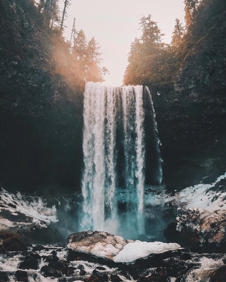 EarthPix's tweet photo. Tamanawas Falls, Mt. Hood, Oregon | Photo by Nick Verbelchuk https://t.co/ZEh89NS0XR