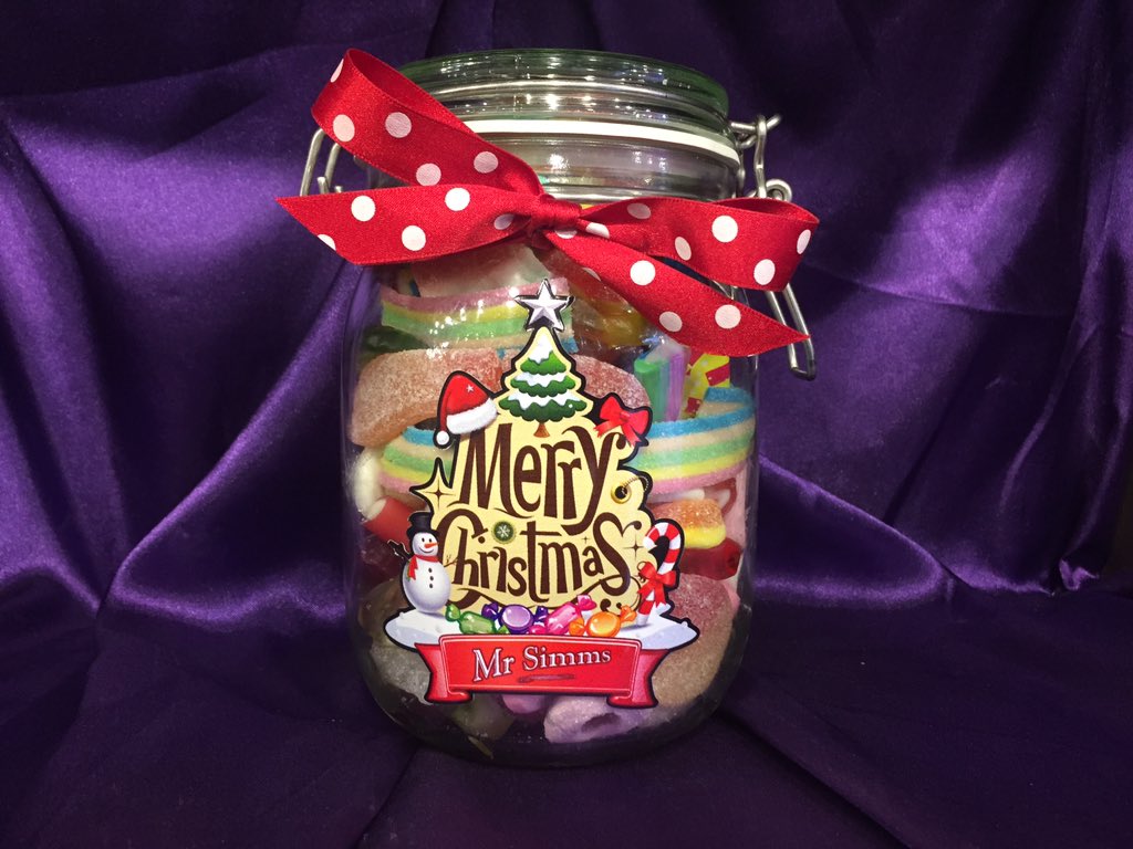 mrsimmssth's tweet photo. Get your Christmas hampers and jars ordered now! Beat the Christmas rush 😍👌🏽🍫🇺🇸🍬 https://t.co/oOpw7e4o2L