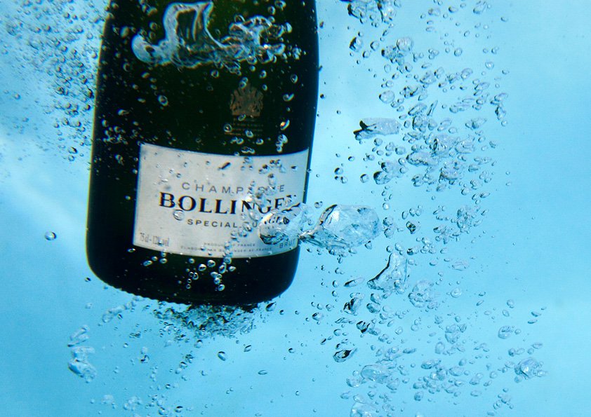 CLOUDSgastro's tweet photo. Verkürzen Sie die Wartezeit bis zur offiziell Premiere des James Bond SPECTRE in der CLOUDS Bar mit einem Bollinger! https://t.co/u0PUpjtist