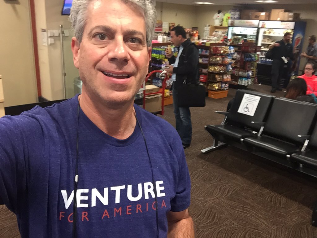 Mitch_Roschelle's tweet image. Hey @venture4america another flight -- another opportunity #GettingTheWordOut @AndrewYangVFA