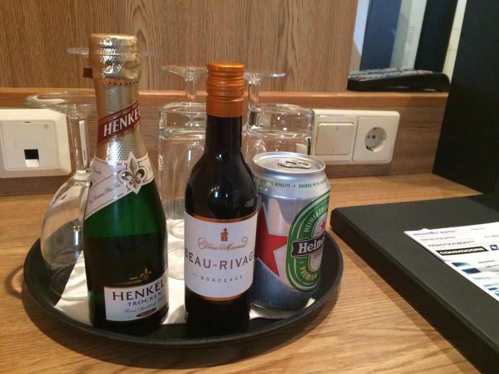 highfielder80's tweet photo. Had some swank before but this is still a right cut above #commodoreclass #freeminibar https://t.co/k2E0JOLpcb