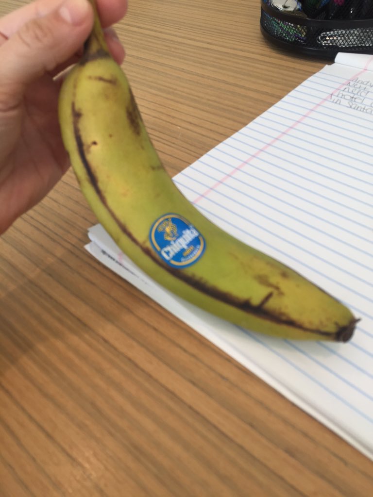 ginaalaurenn's tweet photo. @FreshDirect why must you send these disgusting bananas to our office every week.. #WTFISTHIS #halfgreen #halfgew https://t.co/cO4qDyoLiN