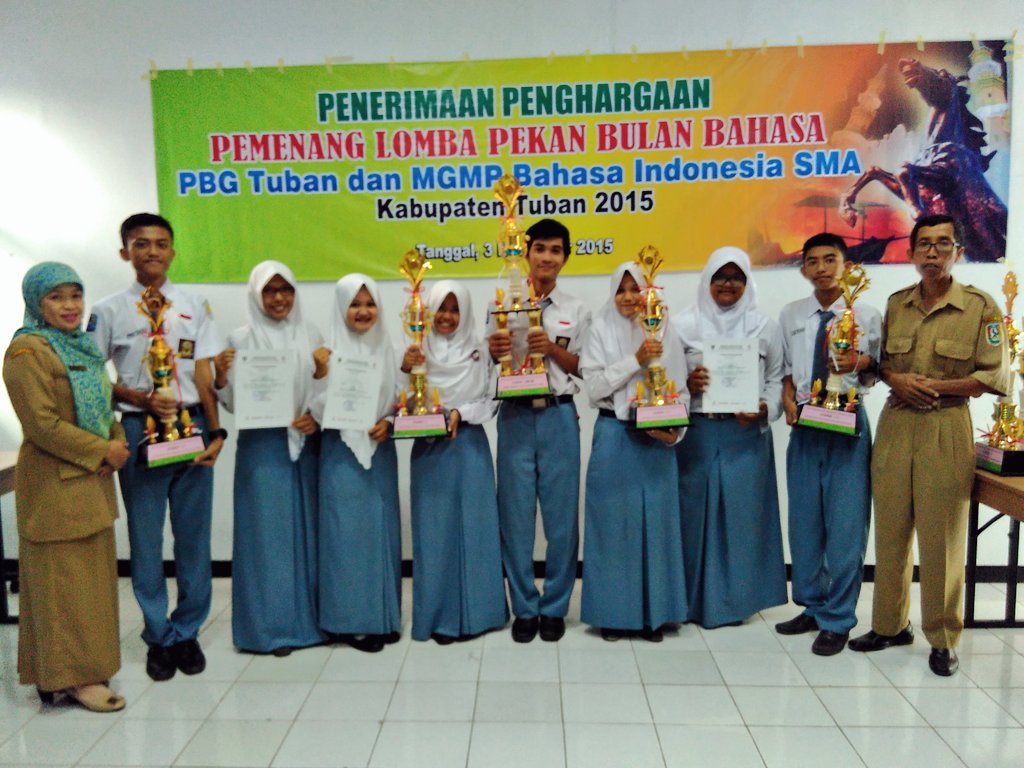 Para juara beserta pembina SMA Negeri 1 Tuban di Pusat Belajar Guru