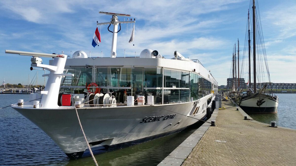 Bataviahaven's tweet photo. Voor het eerst in de geschiedenis een v/d grootste rijncruiseschepen aan de binnenzijde van #Bataviahaven #Lelystad https://t.co/92m2Isjhkr