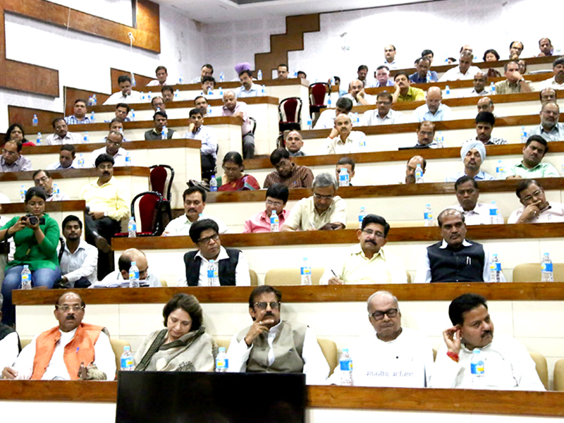 आज भोपाल स्थित प्रशासन अकादमी में मंत्रि परिषद के सदस्यों और वरिष्ठ अधिकारियों के साथ व्यापक कृषि मंथन किया।