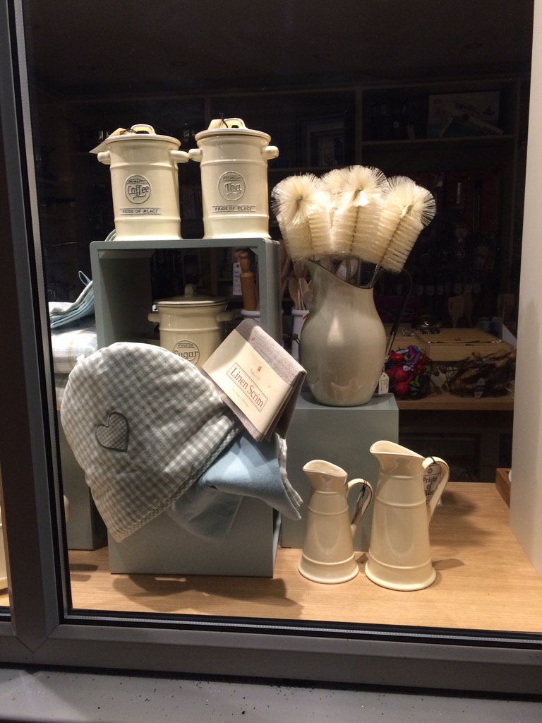 HMCraftsmenLtd's tweet image. Night time window displays @SueDisplay #visualmerchandising skills