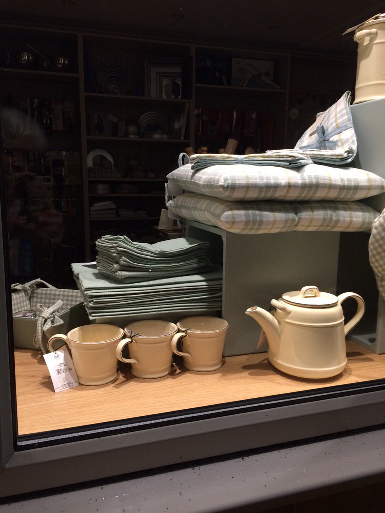 HMCraftsmenLtd's tweet image. Night time window displays @SueDisplay #visualmerchandising skills