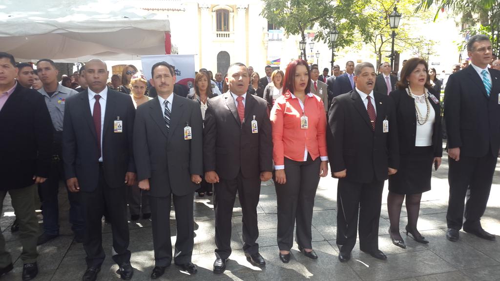 Ofrenda ante el monumento  ecuestre del  Padre de la Patria