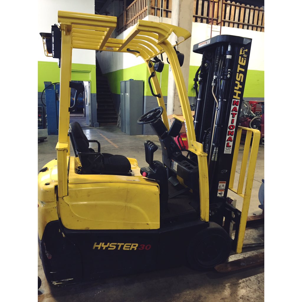 National_Lift's tweet photo. One of our Hyster forklifts getting some work done in our warehouse! 
#Hyster #Forklift #Warehouse 
🚜⚠️🔧 https://t.co/dhzazIkCVu