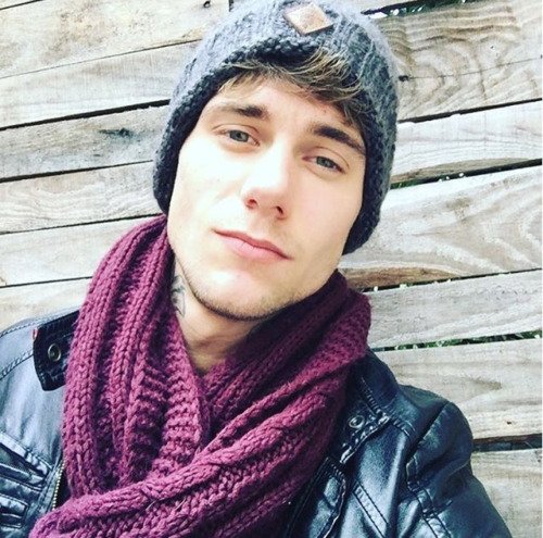 jackd's tweet photo. Fall is here, #FindHimNow https://t.co/WU77bXZNaA https://t.co/EL99yI0bP8