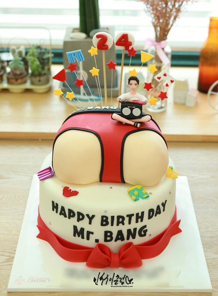 Minsu92club's tweet photo. 민수구이클럽이 준비한 케익은 
바로바로바로~~~ 엉덩이케익!! 
구이엉덩이들이 민수 생일을 많이 축하하그있어요!!!!! 
@TEEN_TOP https://t.co/5PobixJZv8