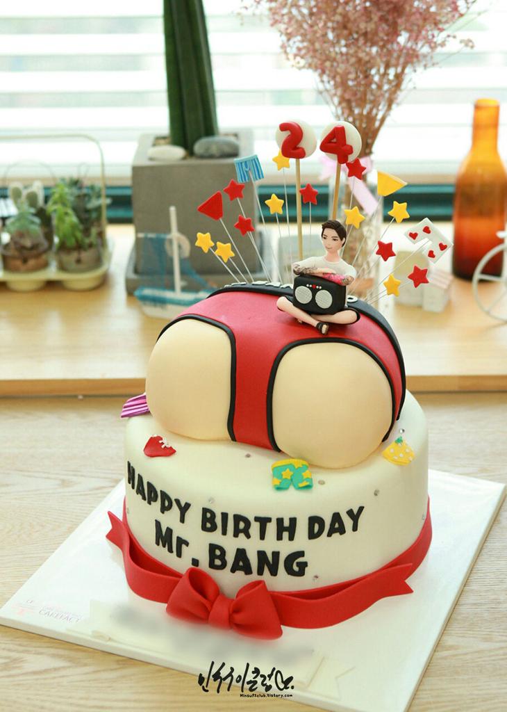 Minsu92club's tweet photo. 민수구이클럽이 준비한 케익은 
바로바로바로~~~ 엉덩이케익!! 
구이엉덩이들이 민수 생일을 많이 축하하그있어요!!!!! 
@TEEN_TOP https://t.co/5PobixJZv8