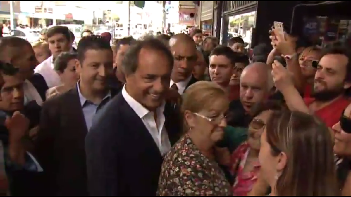 UxPenlosmedios's tweet photo. #AHORA @danielscioli camina las calles de #Merlo junto al intendente electo @gustavomenendez #ScioliPresidente https://t.co/4Bje1g4s1l