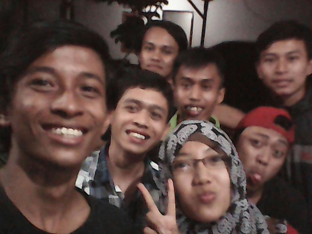 Mas mas e kalih mbak e bar rapat makrab, tapi sumpong kae wes udu mahasiswa lho 😂