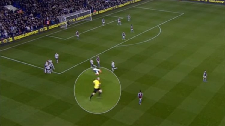 ActualidadRT's tweet photo. VIDEO: Conozca al insólito árbitro que festeja goles en la liga inglesa https://t.co/GMZKPriGWW https://t.co/kxOntfaAAa