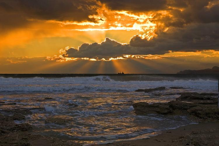 Храм на закате. Небо с лучами. В лучах заката вышивка крестом. Разживин картины. Риолис в лучах заката.