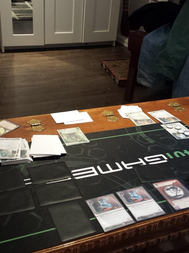 anrachain's tweet photo. This game has been on pause for 2 days now. That's a trap in that remote, or is it. #jintekimindgames #netrunner https://t.co/F6boKbStGT