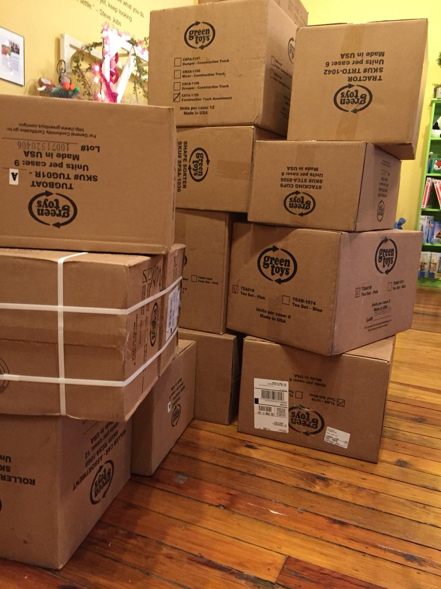 GreenSpringsSC's tweet photo. Helping out Santa's elves 14 boxes of American made toys made from milk jugs! #madeintheusa #recycled #oconeesc https://t.co/LkV2DvAHDZ