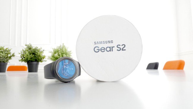 xataka's tweet photo. Samsung Gear S2, análisis: un reloj para volver a plantearnos la idea de smartwatch https://t.co/JQNySsHaIe https://t.co/sDNHlAFy3A