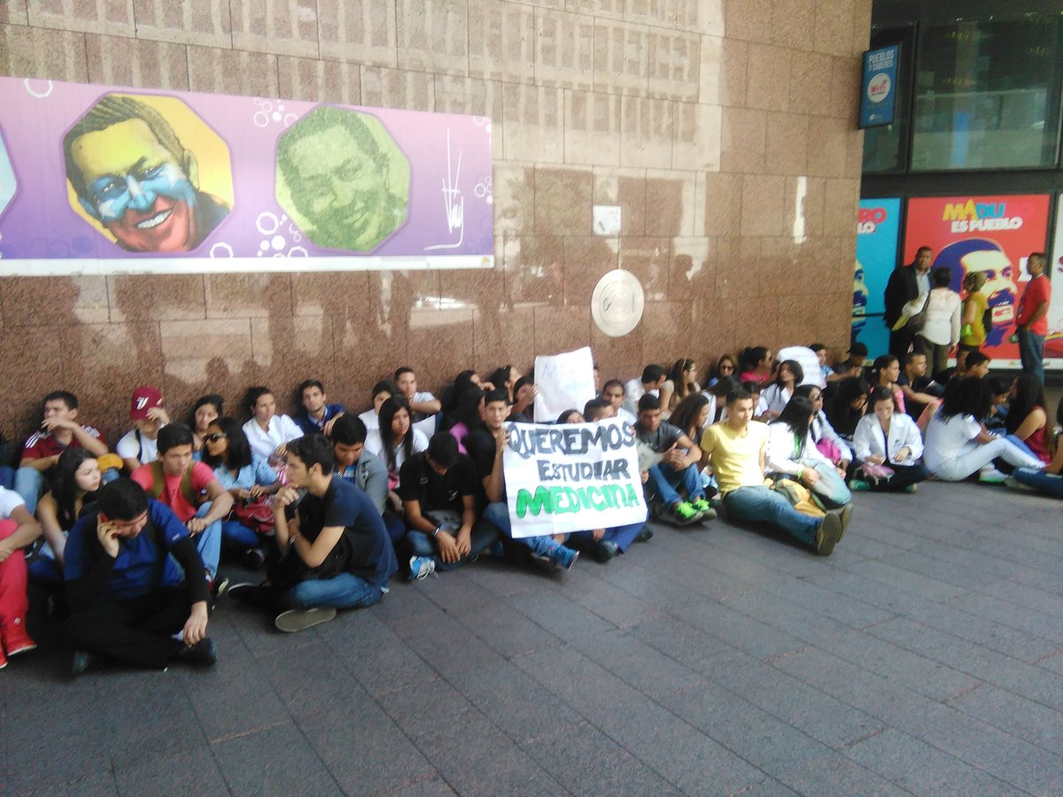 cem_unerg's tweet photo. ¡Queremos estudiar! @JEHYSONGUZMAN  @Mppeuct #unergmedicina #unerg https://t.co/nfh625tBAd
