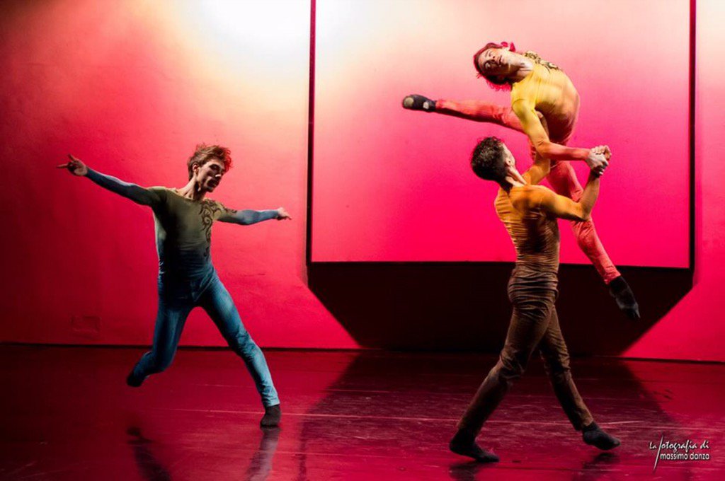 SimoneBaroni_'s tweet photo. Air! #Jump #SoFarShow #BalletEx 🔥 https://t.co/65VjMm3fSS