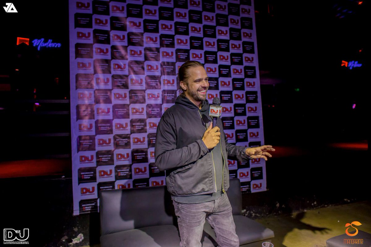 DjmagLA's tweet photo. - @nick_curly Curly  en una entrevista exclusiva  antes de su presentación en @MandarineParkOf  #DRUMCODENIGHT https://t.co/16GrYyGIHY