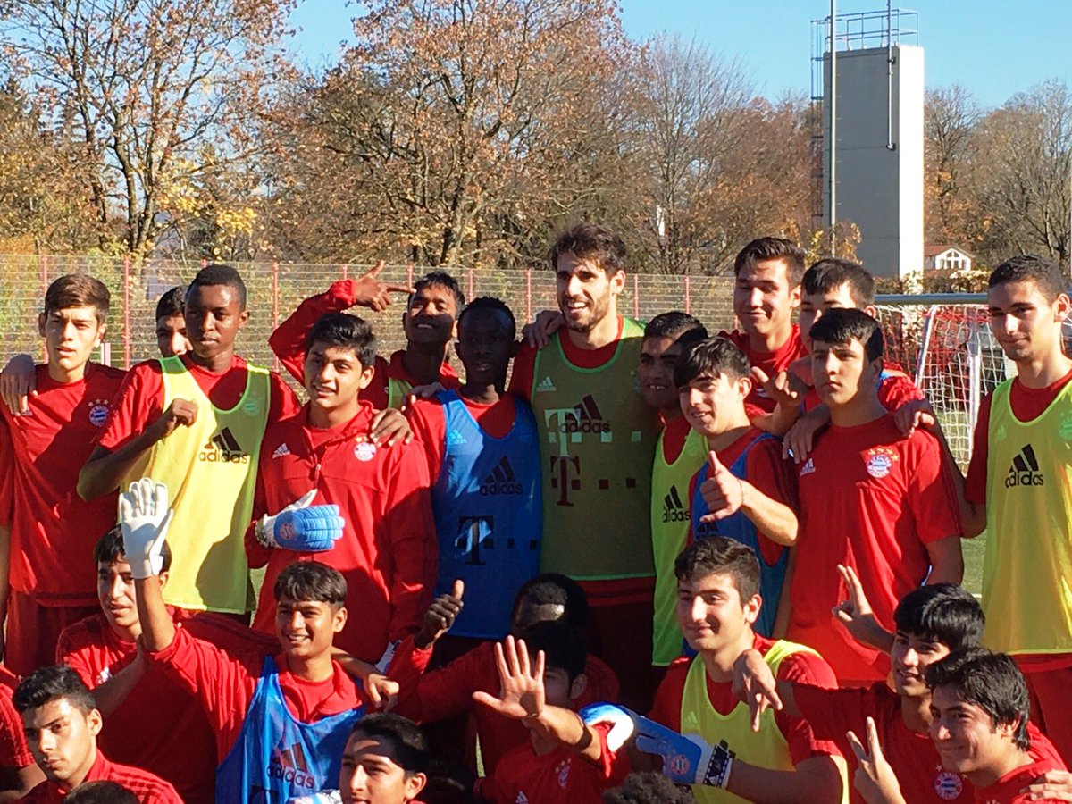 FCBayernES's tweet photo. ¡Ilusión entre los jóvenes refugiados que entrenaron ayer en la Säbener por la visita sorpresa de @Javi8martinez! https://t.co/ugPg4Djlj7