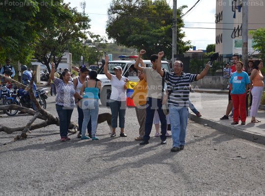 laprensalara's tweet photo. #Locales Habitantes de Macías Mujica esperan hasta dos horas a que pase un autobús https://t.co/9dFfB94lmL https://t.co/ooVJacycn4