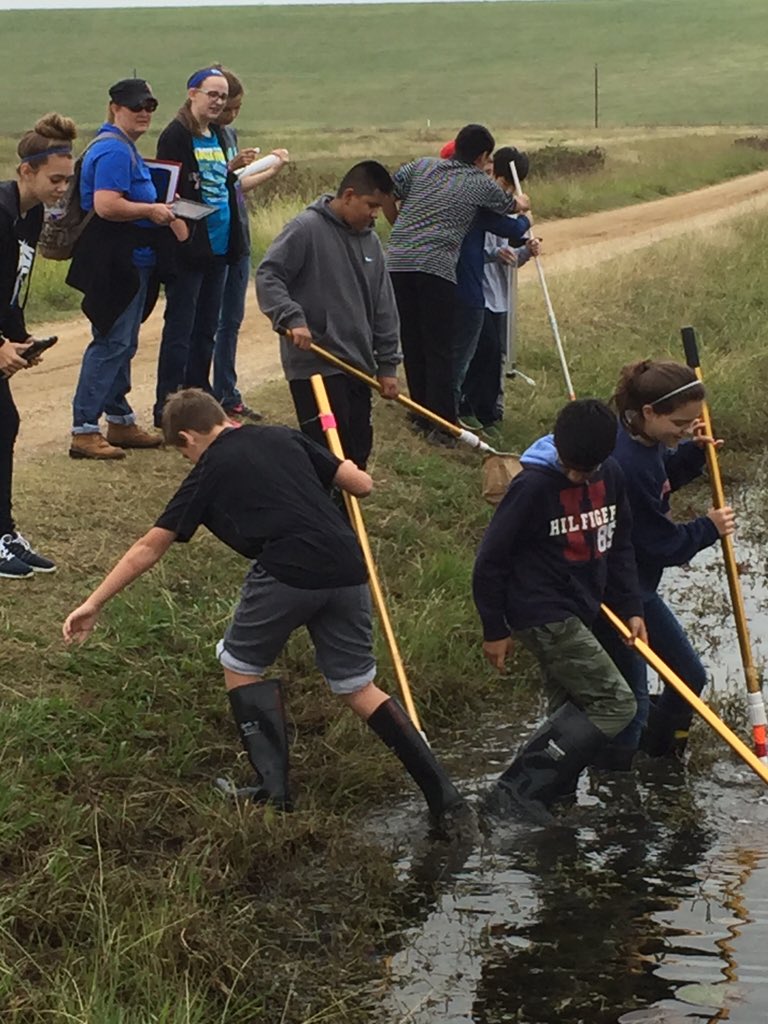 gowclass's tweet photo. KMS LAERF trip.  Young field biologists at work ! https://t.co/DXtEAsmd2x