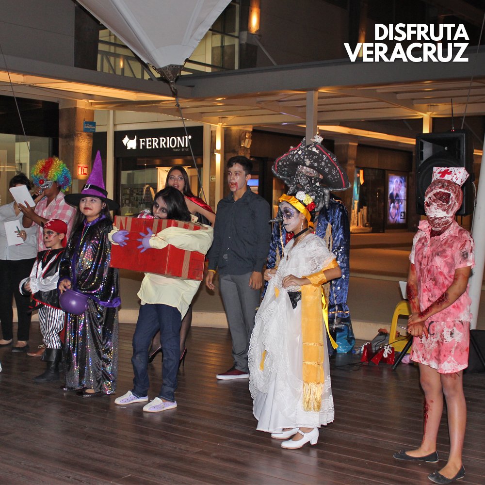 DisfrutaVer's tweet photo. Así se vivió el #DíaDeMuertos en la @P_NuevoVeracruz con la presentación de altares y disfraces. #DisfrutaVeracruz https://t.co/h6F1IiBoxc