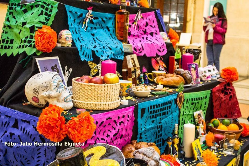 lasillarota's tweet photo. #DiaDeMuertos en @bristolmuseum
#Lee los detalles con @lilyarmenta 
En #AsíVeoMx https://t.co/rg18JpdaMt https://t.co/S9kUO8zfRS