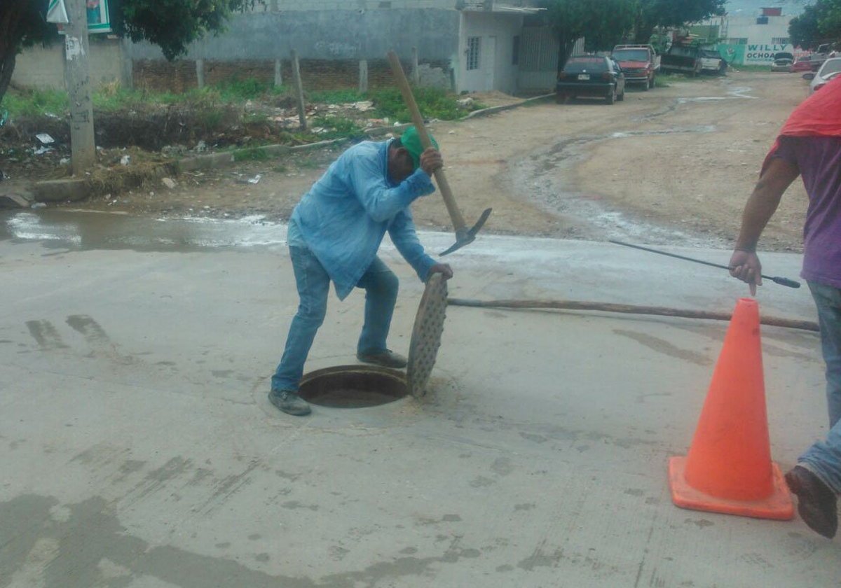 TuxtlaSMAPA's tweet photo. Cuadrilla de #SMAPA inicia trabajos de desazolve de drenajes sanitarios ubicados en la Colonia Adonahí. https://t.co/f1TnsOxsyM