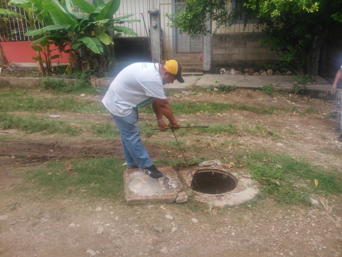 TuxtlaSMAPA's tweet photo. Cuadrilla de #SMAPA inicia trabajos de desazolve de drenajes sanitarios ubicados en la Colonia Adonahí. https://t.co/f1TnsOxsyM